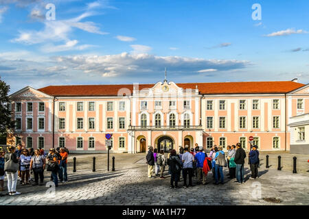 Zwei Reisegruppen besuchen Sie die äußere Fassade der Tallinn Parlamentsgebäude, Teil der Burg auf dem Domberg in Tallinn in Tallinn, Estland. Stockfoto