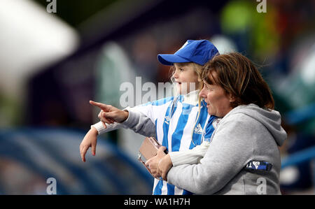 Eine junge Huddersfield Town Fan kommt an der John Smith's Stadion, Huddersfield. Stockfoto