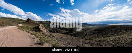 Türkei: Landschaft auf dem Schmutz kurvenreiche Straße auf der Hochebene um den Berg Ararat mit felsigen Gipfeln, Hügel, Wiesen und Blumen in der Nähe von ishak Pasha Palace Stockfoto