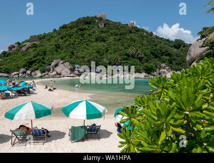 Ko Nang Yuan Thailand Liegestühle und Sonnenschirme am Strand Stockfoto