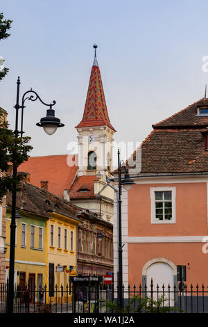 Sibiu, Rumänien - August 23rd, 2018: eine Straße in der Altstadt von Hermannstadt, Rumänien, unter freiem Himmel, im Sommer Stockfoto