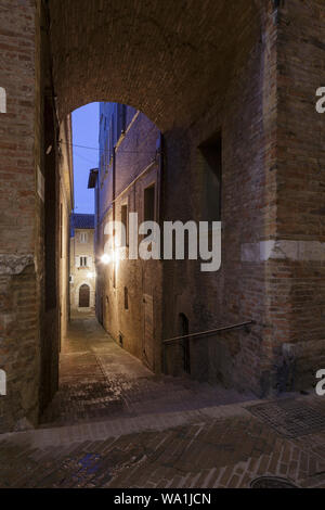 Die ruhigen Straßen von Urbino in Le Marche, Italien. Stockfoto