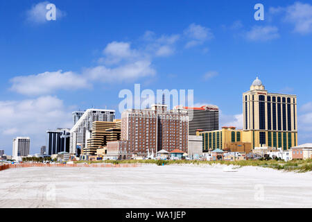 Am südlichen Ende der Atlantic City Boardwalk als vom Strand gesehen. Atlantic City, New Jersey, USA Stockfoto