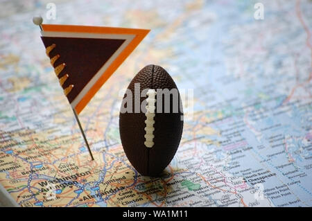 Makroaufnahme einer Flagge und Fußball auf Washington D.C. in einer Karte platziert. Stockfoto