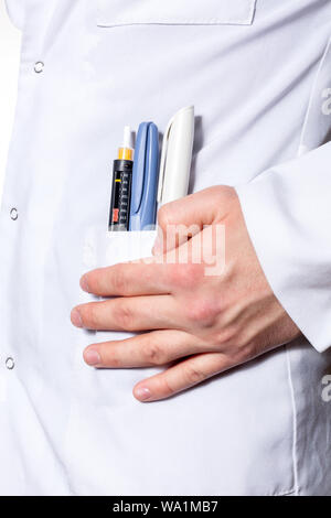 Arzt Holding in der hand Pen in der Tasche auf dem isolierten weißen Hintergrund Stockfoto