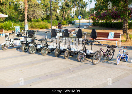 Fahrräder und Motorroller sind auf dem Display in der Vermietung. Stockfoto