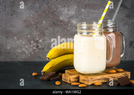 Banane und Schokolade Milchshakes in Töpfen. Stockfoto