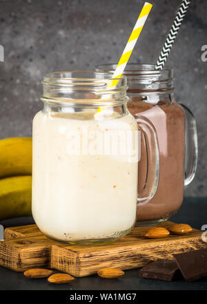 Banane und Schokolade Milchshakes in Töpfen. Stockfoto