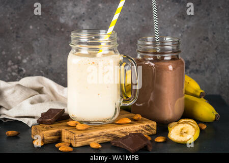 Banane und Schokolade Milchshakes in Töpfen. Stockfoto
