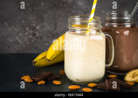 Banane und Schokolade Milchshakes in Töpfen. Stockfoto