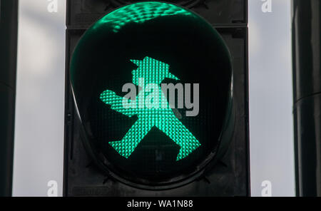 Berlin, Deutschland. 16 Aug, 2019. Grüne Ampel Mann leuchtet an der Ampel. Credit: Monika Skolimowska/dpa-Zentralbild/dpa/Alamy leben Nachrichten Stockfoto