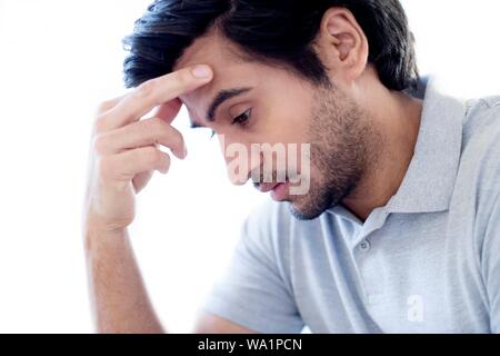 Der Mensch seine Stirn zu berühren. Stockfoto