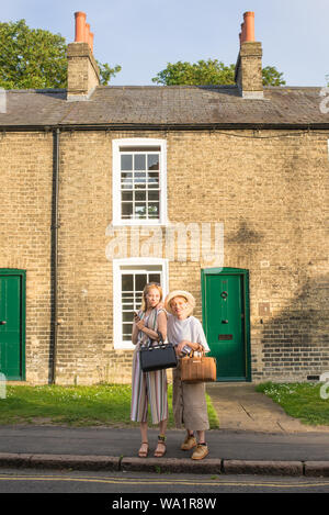 Cambridge, UK - Juni 2019: Junge Frauen Schüler Paar vor der traditionellen Wohnhäuser viktorianischen Häuser in Cambridge, Großbritannien. Stockfoto