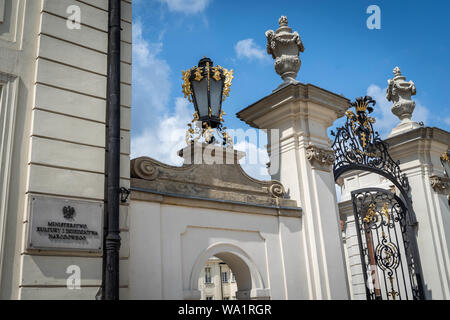 Warschau, Polen - August 2019: Zeichen des Ministerium für Kultur und Nationales Erbe der Republik Polen (Polnisch: Wissenschaftlichen Kultury i Dziedzictwa Stockfoto