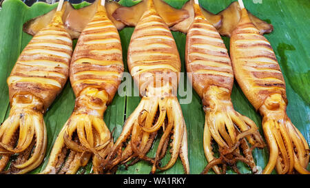 Straße Nahrungsmittel - Gegrillter Tintenfisch, gegrillten Tintenfisch auf dem Markt Stockfoto