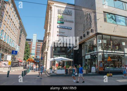 Kaufhäuser auf aleksanterinkatu einer befahrenen Straße in Helsinki Stockfoto