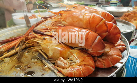 Straße Nahrungsmittel Thailand - Garnelen, Garnelen kochen und andere Meeresfrüchte zum Verkauf auf dem Markt. Stockfoto