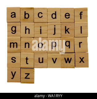 Alphabet Buchstaben (a-z) auf hölzernen scrabble Stücke, auf weißem Hintergrund mit Freistellungspfad isoliert. Stockfoto