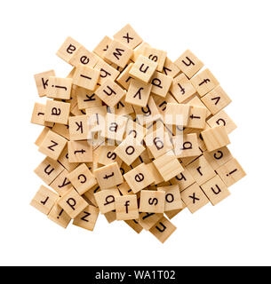 Stapel der Buchstaben des Alphabets auf hölzernen scrabble Stücke, auf weißem Hintergrund mit Freistellungspfad isoliert. Stockfoto