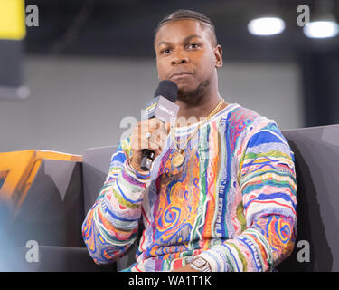 John Boyega auf der Star Wars Show auf der Star Wars Show am 12 April, 2019 bei "Star Wars"-Feier in Chicago interviewt Stockfoto