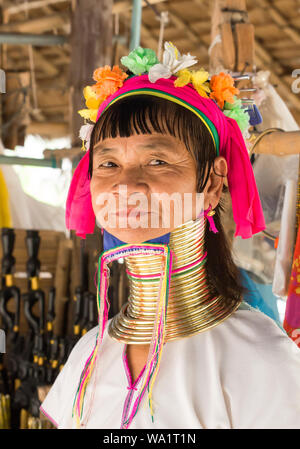 CHIANG RAI THAILAND - 20. Februar 2017: würdige ältere Karen lange Hals Frau trägt traditionelle Messing Hals Spulen und stellt im Dorf Nord Stockfoto