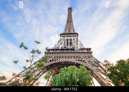 Im Sommer schöne Eiffelturm Paris, Frankreich unter dem blauen Himmel, weiße Wolke, der Eiffelturm, die Romantischsten touristische Attraktion und das Symbol von Pa Stockfoto