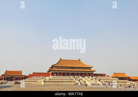 Stadtbild der Verbotenen Stadt mit Touristen auf dem Weg zur Halle der Höchsten Harmonie, Peking, China. Stockfoto