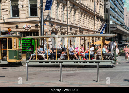 Menschen auf einem sich bewegenden offenen Straßenbahn auf aleksanterinkatu Straße Helsinki Stockfoto