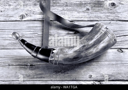 Antike Schießpulver Horn wurde von den Männern in der 18. und 19. Jahrhunderts in Schwarz und Weiß. Stockfoto