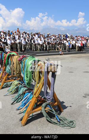 Dépôt de Cordes et des piolets. Fête des Guides du Val Montjoie. Saint-Gervais-les-Bains. Stockfoto