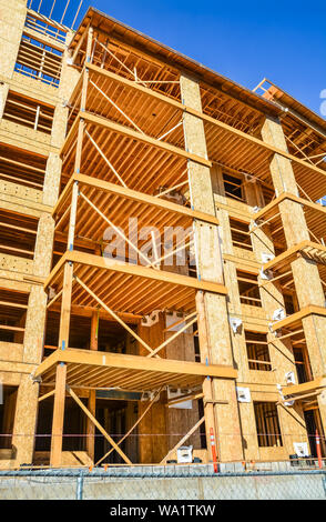 Rahmen, 6-stöckigen Gebäude im Bau auf Betonfundament Bett. Stockfoto