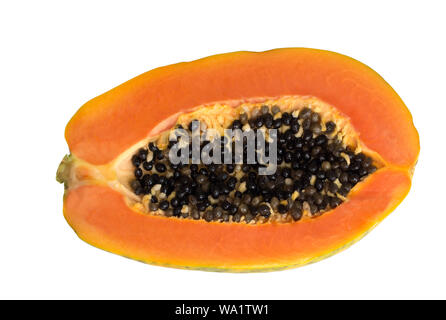 Die Hälfte der reife Papaya mit Schwarz auf weißem Hintergrund Draufsicht mit Freistellungspfad, bei gesunden Konzept isoliert. Stockfoto