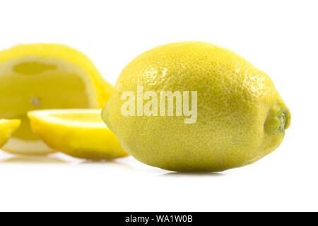 Reif ganz gelb Zitrone Zitrusfrüchte mit Zitrone Obst halb auf weißem Hintergrund, tropische Früchte, Flach, Ansicht von oben. Stockfoto