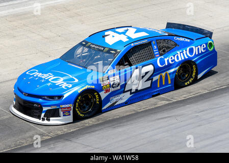 Bristol, Tennessee, USA. 16 Aug, 2019. NASCAR Cup Fahrer Kyle Larson #42 auf der Strecke während eines Monster Energy Cup Training am August 16, 2019 an der Bristol Motor Speedway in Bristol, TN Credit: Ed Clemente/ZUMA Draht/Alamy leben Nachrichten Stockfoto