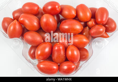 Kirsche Tomaten, frische Tomaten auf weißem Hintergrund. Stockfoto