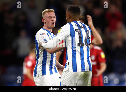 Die Huddersfield Town Karlan gewähren (rechts) feiert seine Seiten erstes Ziel der Übereinstimmung mit Lewis O'Brien während der Sky Bet Championship Match am John Smith's Stadion, Huddersfield. Stockfoto