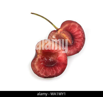 Sweet Cherry Berry in der Hälfte mit Knochen auf weißem Hintergrund mit Freistellungspfad isoliert. Stockfoto