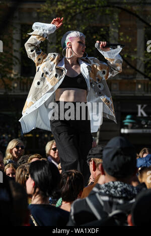 Rap artist F (fanni Sjöholm) auf Catwalk bei Marimekko fashion show im Esplanade Park in Helsinki, Finnland Stockfoto