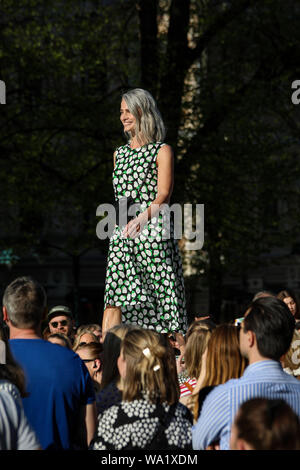 Grau - behaarte Frauen Mode-Modell auf Catwalk bei der jährlichen Marimekko fashion show im Esplanade Park in Helsinki, Finnland Stockfoto