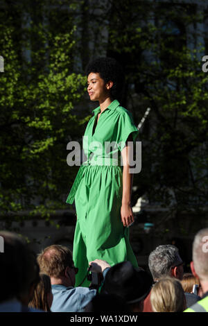 Weibliches Model für Catwalk bei Marimekko outdoor fashion show Esplanadi Park, Helsinki Stockfoto