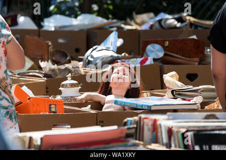 Vintage Doll in einem Karton am Mauerpark Flohmarkt, Berlin, Deutschland Stockfoto