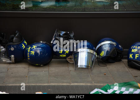 London, Großbritannien. 15 August, 2019. Polizei Helme bei einem Protest von Kaschmir Demonstranten vor India House in London gesehen, nachdem seine Regierung der besonderen verfassungsrechtlichen Status Kaschmirs verschrottet, die sich überschneiden mit Indien Unterstützer. Credit: Joe Kuis/Alamy Nachrichten Stockfoto