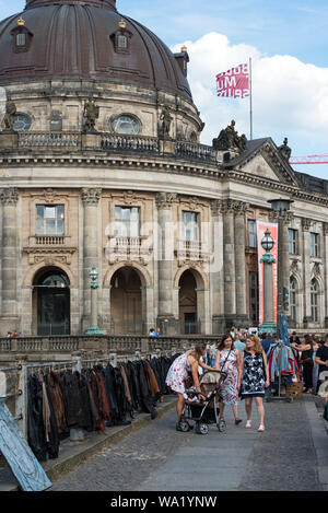 Vintage Leder Jacken auf einem Geländer, Antik und Buch Markt in der Nähe der Bode Museum, Berlin, Deutschland gehangen. Stockfoto