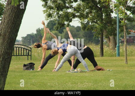 Kleine klasse Yoga entlang des Lake Michigan Shoreline in Südostwisconsin am Morgen des 9. August 2019. Stockfoto