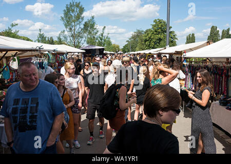 Sonntag Nachmittag Massen am Mauerpark Flohmarkt, Berlin, Deutschland Stockfoto