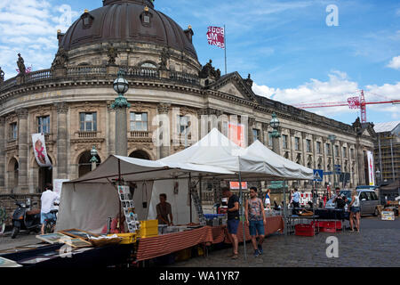 Die Antiken und Buchmarkt in der Nähe der Bode Museum, Berlin, Deutschland. Stockfoto