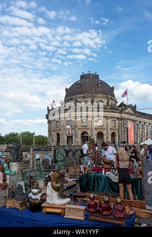 Die Antiken und Buchmarkt in der Nähe der Bode Museum, Berlin, Deutschland. Stockfoto