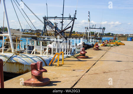 8. August 2019 Trawler am Kai für das Wochenende im Ardglass Harbor County Down Nordirland Stockfoto