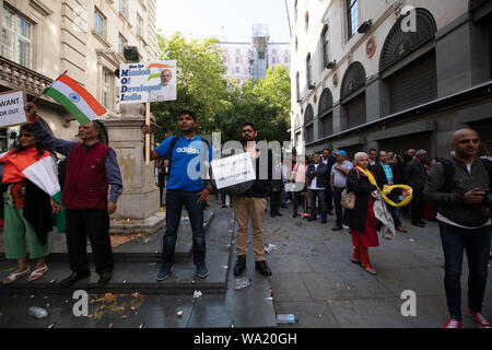 London, Großbritannien. 15 August, 2019. Indien contra Demonstranten während einer pro-Kaschmir Protest an der Seite von India House in London, finden sich zwischen zwei Pro - Kaschmir Gruppen gefangen. Credit: Joe Kuis/Alamy Nachrichten Stockfoto