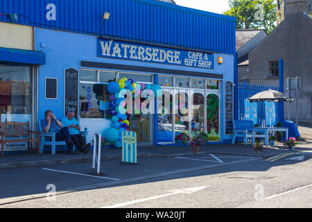 8. August 2019 einen kleinen Laden mit Waren angezeigt im Freien mit Blick auf den Hafen im Ardglass County Down Nordirland während das Dorf Stockfoto